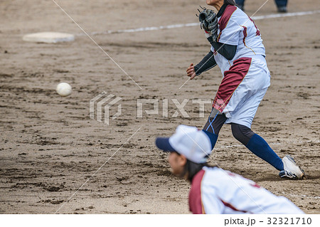 女子ソフトボール試合風景の写真素材