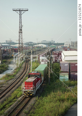 モーダルシフトに沸く早朝の貨物ターミナル モーダルシフトに沸く早朝の貨物ターミナル 32321874