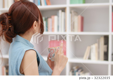 本棚前の女性 32322035