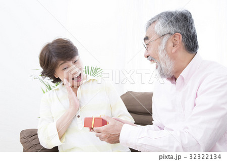 プレゼントを渡すシニア夫婦　明るい老後イメージ　シニア夫婦　 32322134