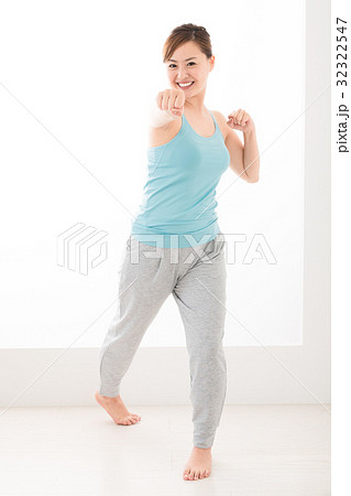 フィットネス 女性 32322547