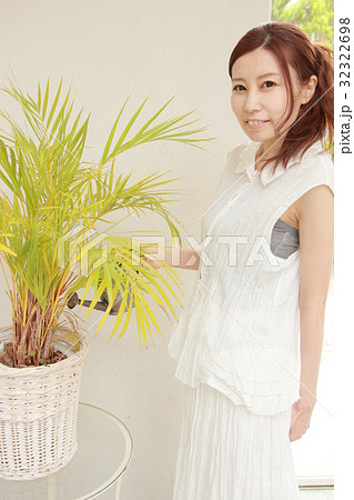 観葉植物に水を与える女性 観葉植物に水を与える女性 32322698