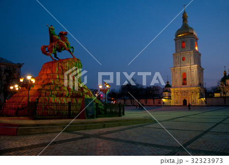 Saint Sophia's Cathedral and Khmelnytsky monument 32323973