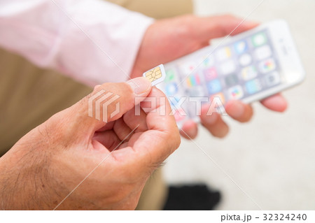 シムカードを持つシニア世代の男性の手元 シニア ポートレート 50代 60代 シムカードを持つシニア世代の男性の手元 シニア ポートレート 50代 60代 32324240