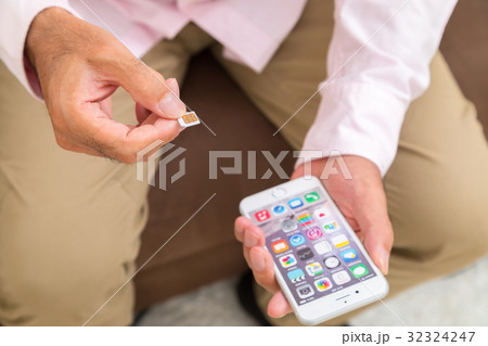 シムカードを持つシニア世代の男性の手元 シニア ポートレート 50代 60代 シムカードを持つシニア世代の男性の手元 シニア ポートレート 50代 60代 32324247