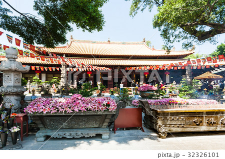 people in court of Guangxiao Temple in Guangzhou 32326101