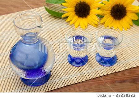 冷酒とひまわり 32328232