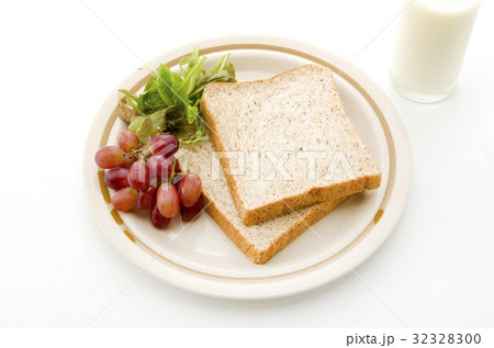 胚芽パン 朝食イメージ 32328300