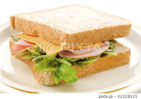 胚芽パンのサンドイッチ 32328325