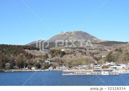 芦ノ湖の船上から眺める箱根駒ヶ岳と元箱根 芦ノ湖の船上から眺める箱根駒ヶ岳と元箱根 32328354