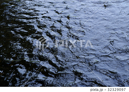 川の流れ 波の光と影 Aの写真素材