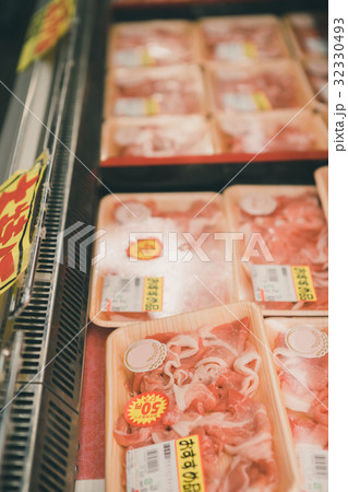 supermarket 32330493