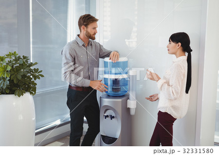 Colleagues interacting while drinking water 32331580