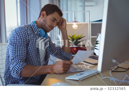 Male graphic designer working in creative ofice 32332565