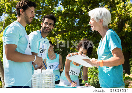 Athletes registering themselves for marathon 32333554