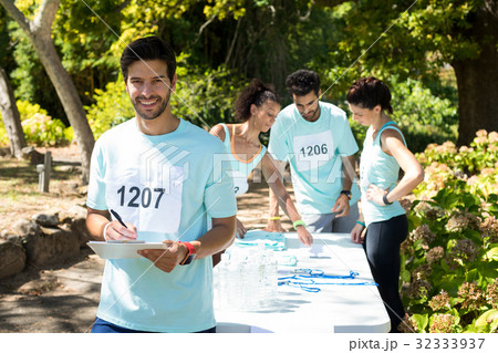 Athletes registering themselves for marathon 32333937