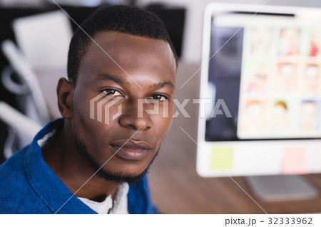 Close up portrait of confident businessman 32333962