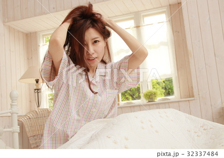 寝坊しちゃった女性 32337484