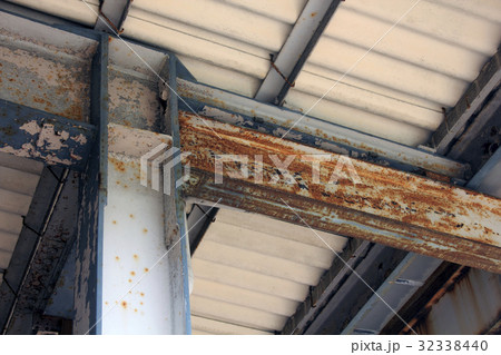 建物の腐食した鉄骨 32338440