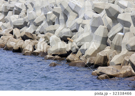 海岸の消波ブロック 海岸の消波ブロック 32338466