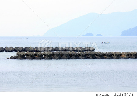 沖合の防波堤 32338478