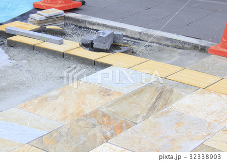 歩道の拡張工事 32338903