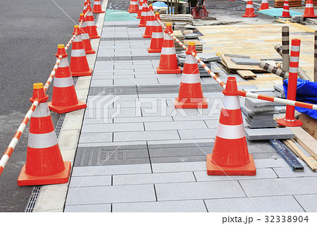 歩道の拡張工事 32338904