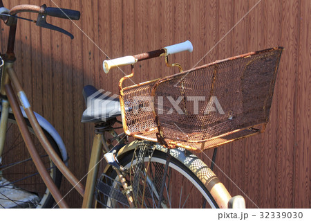 街角に放置された錆びた自転車 街角に放置された錆びた自転車 32339030