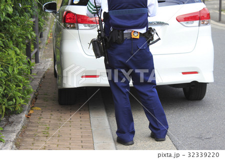 警察官による駐車違反の取り締まり 32339220