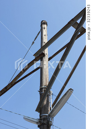 古い木製の電柱 古い木製の電柱 32339243