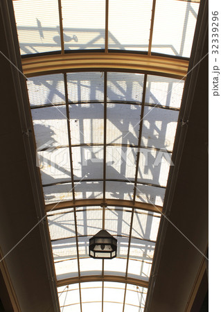 商店街の古いアーケード 32339296