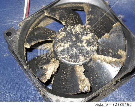 家電製品のほこりまみれの冷却ファンの写真素材
