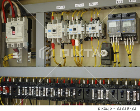 工事現場の配電盤のブレーカー 工事現場の配電盤のブレーカー 32339732