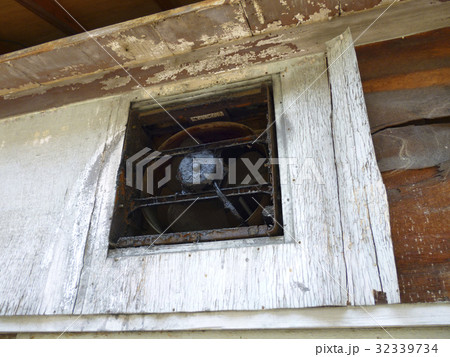 古い住宅の汚れた換気扇 32339734