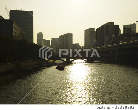 堂島川と水晶橋のシルエット 32339892