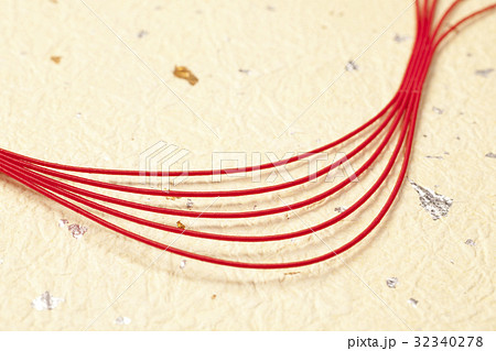 金箔の入った和紙と赤い水引 32340278