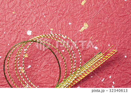 金箔の入った和紙と水引 金箔の入った和紙と水引 32340613