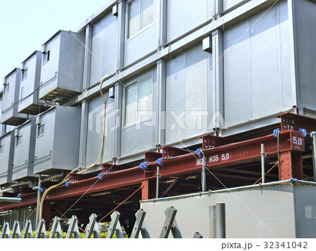 工事現場の飯場 32341042