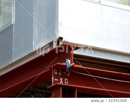 工事現場の飯場の鉄骨 32341309