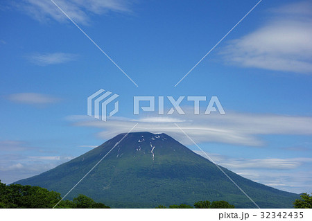 笠雲がかかった羊蹄山 32342435