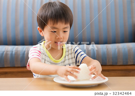 おにぎり・男の子 32342464