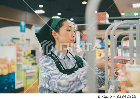 supermarket 32342819