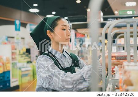 supermarket supermarket 32342820