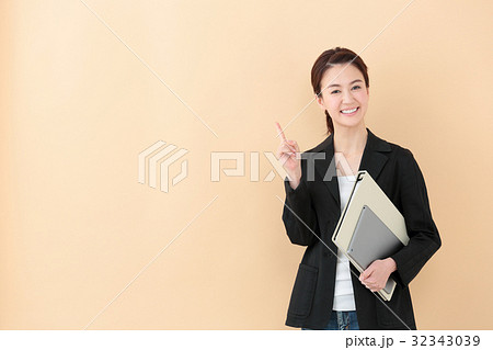 ビジネスイメージ 若い女性 ビジネスイメージ 若い女性 32343039