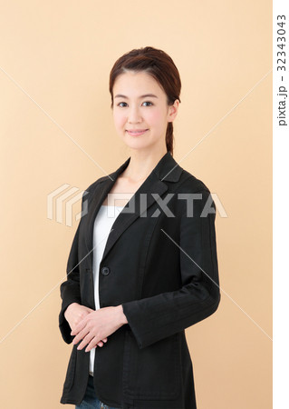 ビジネスイメージ　若い女性 32343043