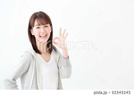 カジュアル 若い女性 カジュアル 若い女性 32343245