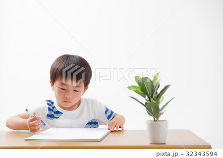 勉強する男の子 勉強する男の子 32343594