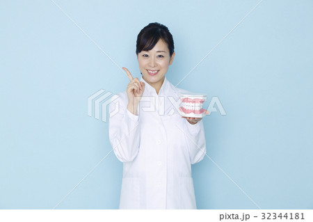 白衣の女性 白衣の女性 32344181