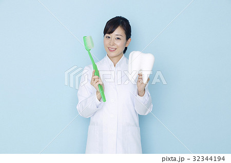 白衣の女性　　　　　　　　　　　　　　　　　　 32344194