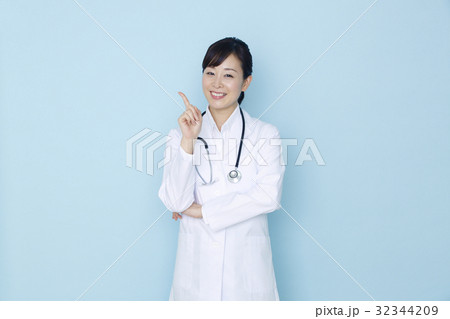 白衣の女性　　　　　　　　　　　　 32344209